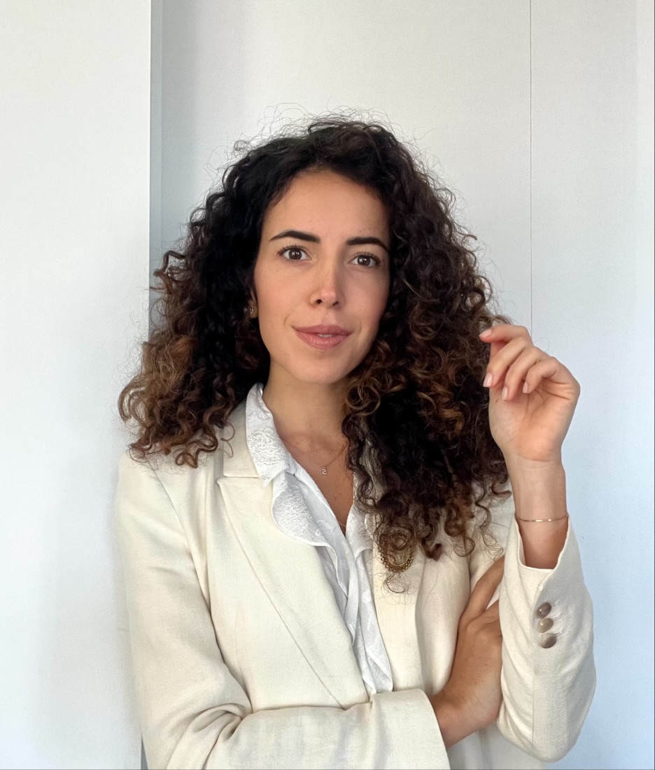 Ritratto di Sara Marenghi davanti a una parete chiara.